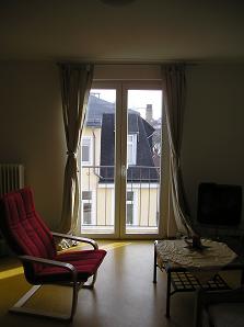ganz rechts steht das Bett